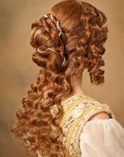Estos estilos de peinados eran contrarrestados con la influencia eclesiástica, donde las mujeres llevaban el cabello recogido de manera ordenada, evitando excesos y ostentaciones asociadas con la nobleza.